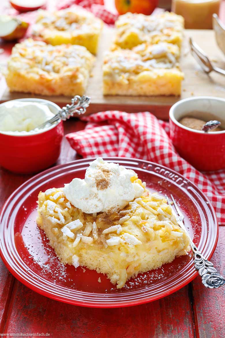 Apfelkuchen vom Blech, perfekt mit frischer Schlagsahne und Zimtzucker
