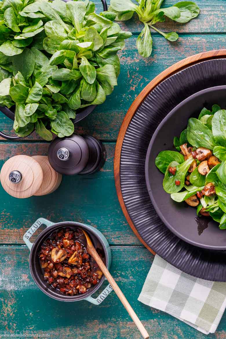 Feldsalat mit Speck und Champignons schmeckt am besten frisch