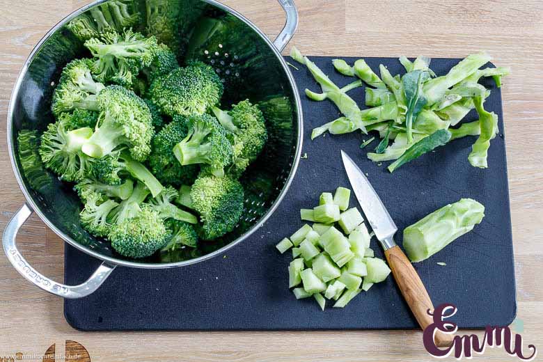 Brokkoli schneiden für das Brokkolisuppe Rezept