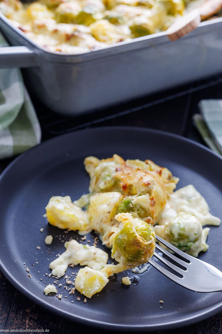 Auflauf mit cremiger So&szlig;e und Rosenkohl