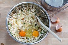 Serviettenknödel Zutaten verrühren