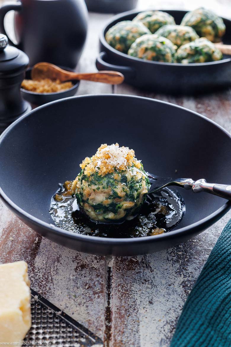 Kn&ouml;del mit Spinat auf dem Teller