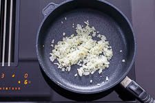 Würstchengulasch Zwiebel dünsten