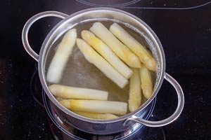 Spargel kochen.