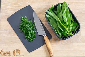 Frischen B&auml;rlauch waschen und hacken