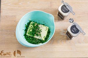 B&auml;rlauch zur Butter hinzugeben