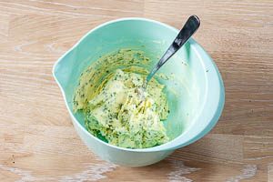 Alle Zutaten f&uuml;r B&auml;rlauchbutter vermengen