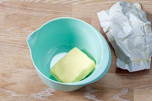 Butter in einer Sch&uuml;ssel zimmerwarm werden lassen