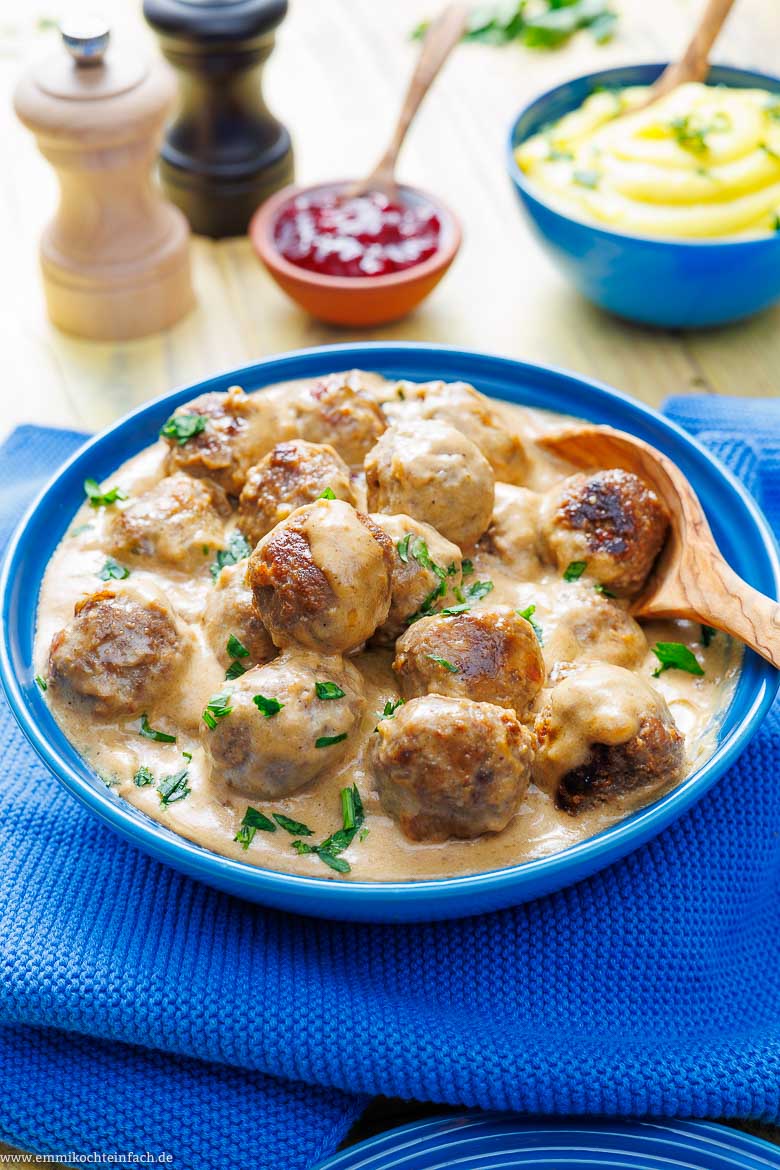 Schwedische Fleischb&auml;llchen in cremiger So&szlig;e mit Preiselbeeren