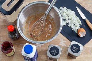 Anr&uuml;hren der Gew&uuml;rzmischung f&uuml;r K&ouml;ttbullar