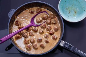 K&ouml;ttbullar mit Rahmso&szlig;e in der Pfanne