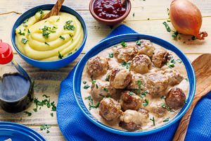 Selbst gemachte K&ouml;ttbullar warm servieren
