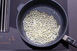 Butter und &Ouml;l f&uuml;r K&ouml;ttbullar erhitzen