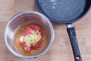 K&ouml;ttbullar: Zutaten f&uuml;r Fleischb&auml;llchen vermischen