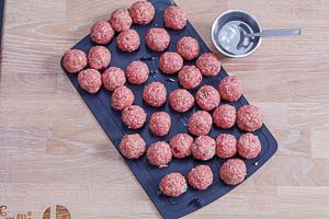 Geformte Fleischb&auml;llchen f&uuml;r K&ouml;ttbullar