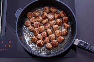 Anbraten der Fleischb&auml;llchen f&uuml;r K&ouml;ttbullar