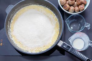 Zubereitung der Rahmso&szlig;e f&uuml;r K&ouml;ttbullar