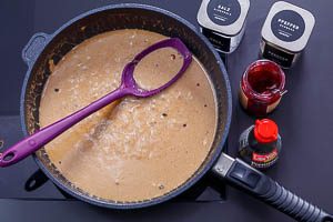 Mit Preiselbeermarmelade und Sojasauce aromatisierte K&ouml;ttbullar-So&szlig;e