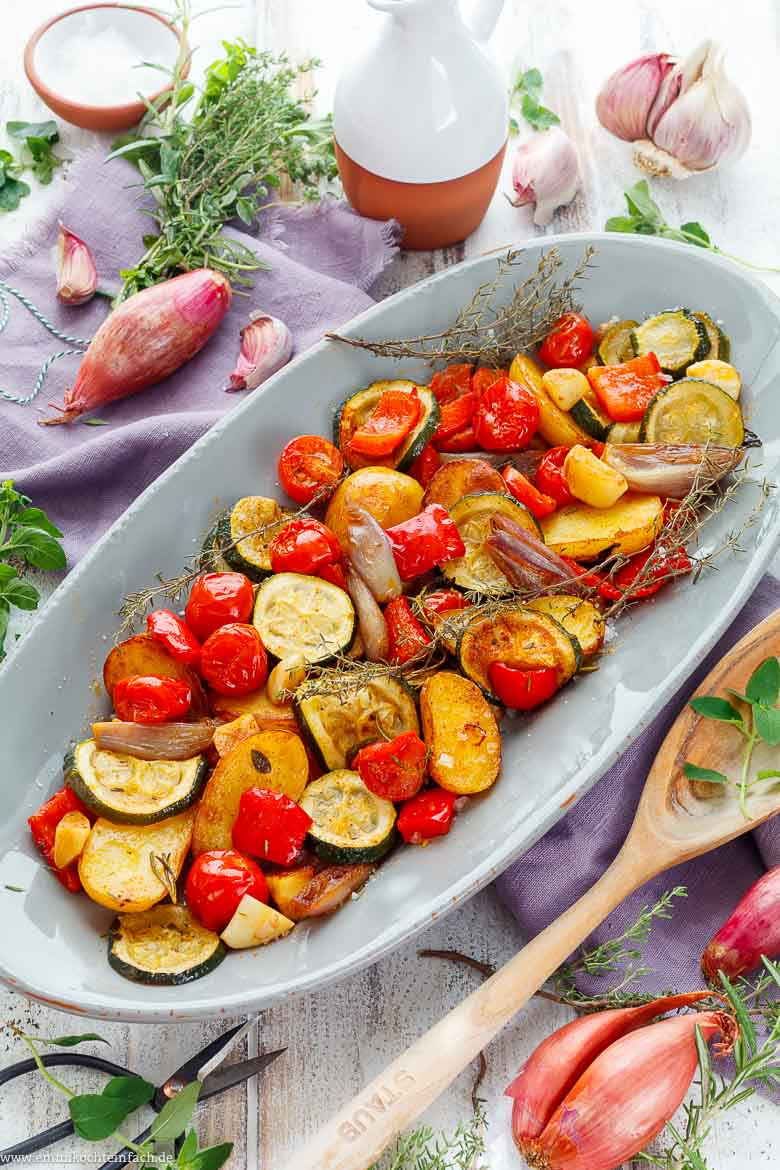 Kartoffeln, Paprika, Zucchini, Schalotten und Tomaten vom Blech