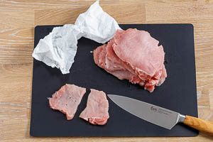 Schweinefleisch f&uuml;r Souvlaki in Scheiben schneiden