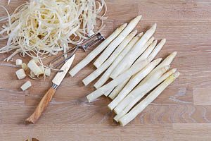 Wei&szlig;er Spargel muss gesch&auml;lt werden.