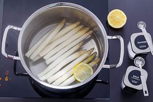 Spargel kochen: Dazu geh&ouml;ren etwas Zucker, Salz und eine Zitronenscheibe ins Kochwasser.