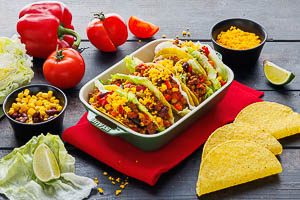Tacos gef&uuml;llt mit Eisbergsalat und Hackfleischmischung