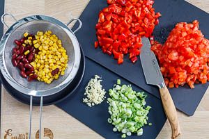 Klein geschnibbeltes Gem&uuml;se f&uuml;r die Tacos