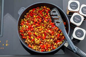 Tacos-F&uuml;llung aus Hackfleisch, Gem&uuml;se und Gew&uuml;rzen