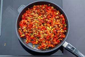 Ganz zum Schluss werden Tomaten unterger&uuml;hrt.