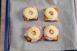 Gestapelte Zutaten f&uuml;r Hawaii-Toast