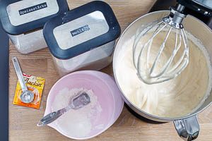 Fertige Biskuitteig-Masse für Erdbeerkuchen