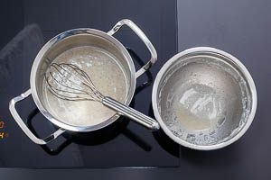 Kochen des Vanillepuddings für Erdbeerkuchen