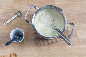 Vanillepudding mit eingerührtem Schmand und Zitronensaft