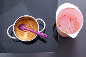 Erdnusssauce bei Bedarf erwärmen