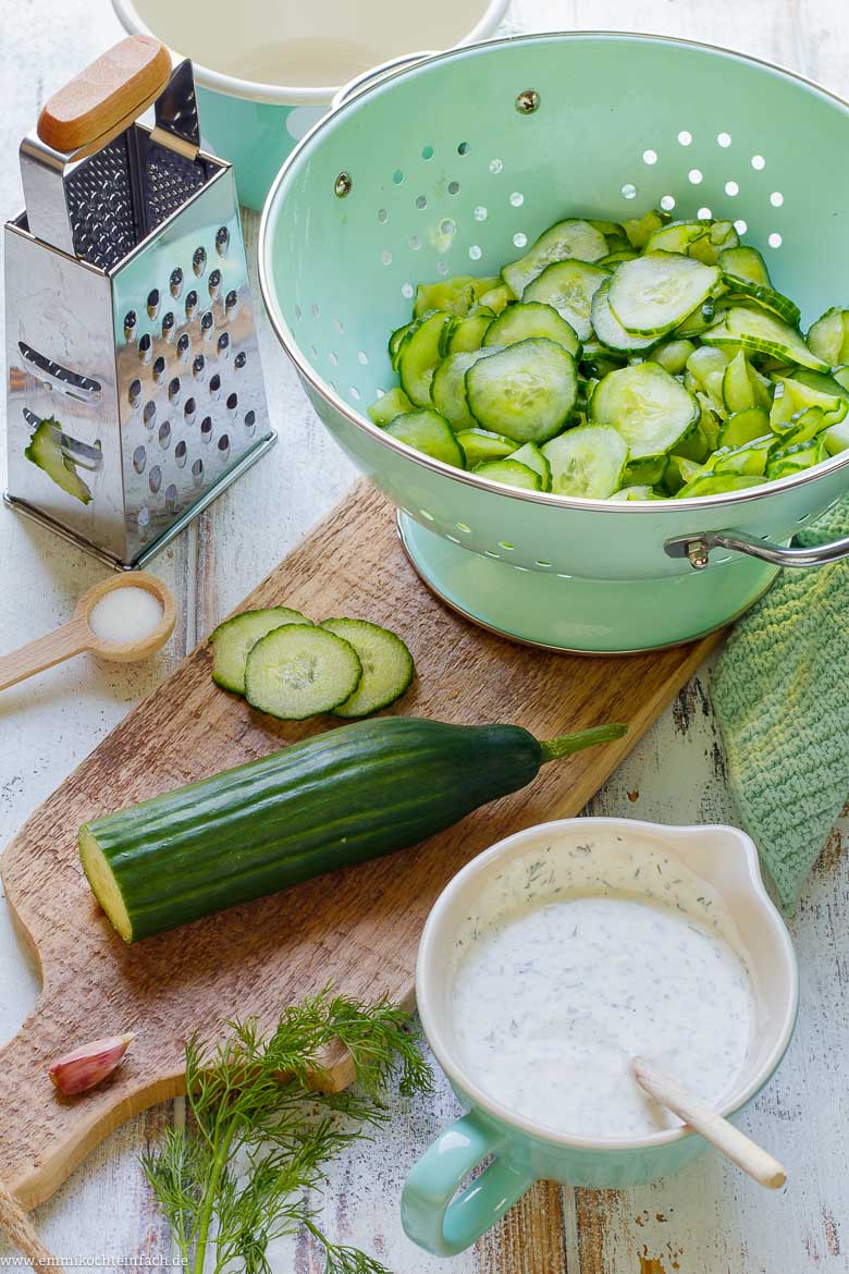 Zutaten f&uuml;r Gurkensalat mit Joghurt-Dressing