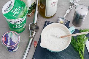 Zutaten f&uuml;r das Joghurt-Dressing miteinander verr&uuml;hren