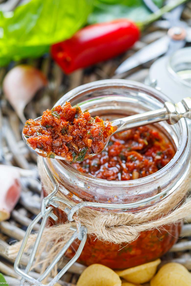 Pesto f&uuml;r den Nudelsalat nach italienischer Art