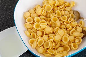 Orecchiete f&uuml;r italienischen Nudelsalat kochen