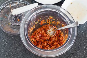 Rotes Pesto f&uuml;r den mediterranen Nudelsalat zubereiten