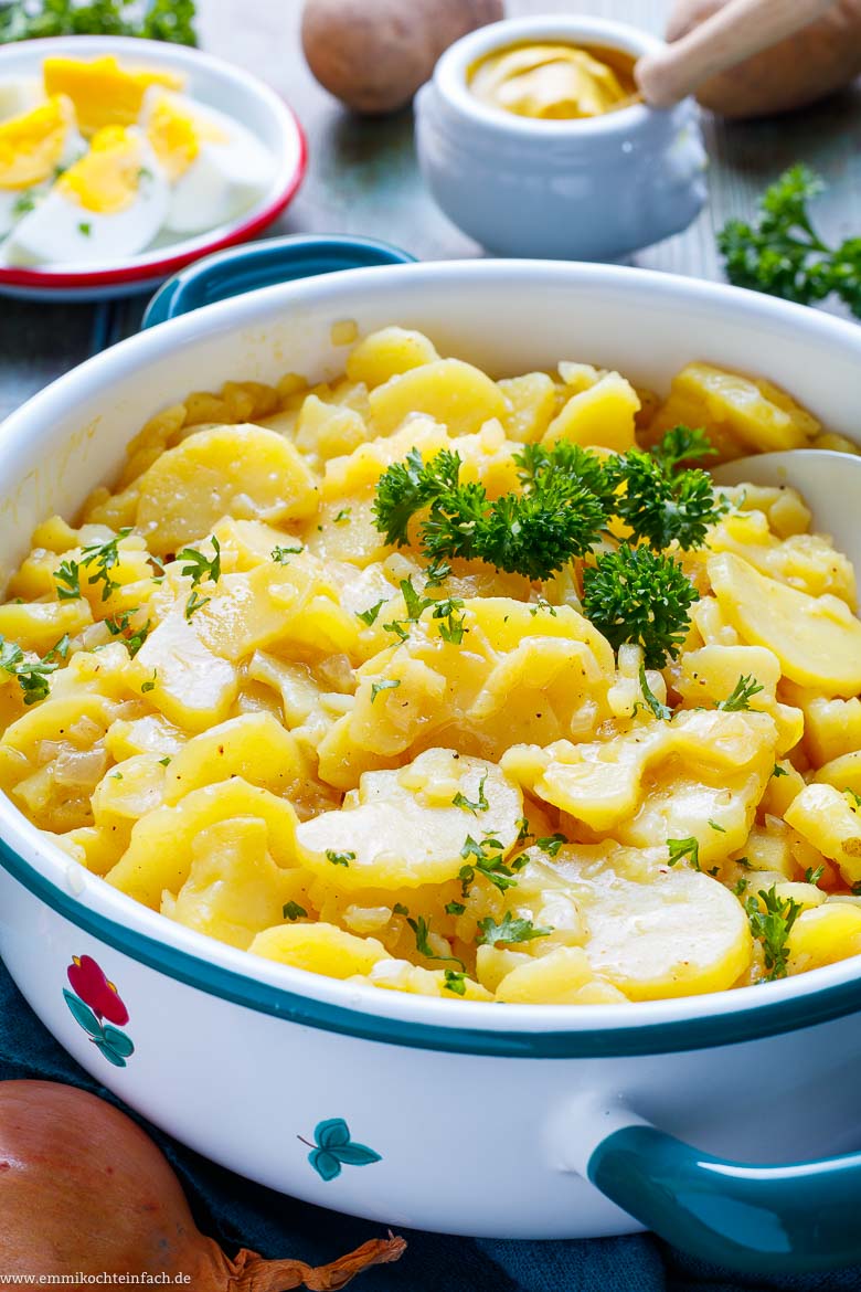 Klassischer Kartoffelsalat mit Br&uuml;he in der Sch&uuml;ssel