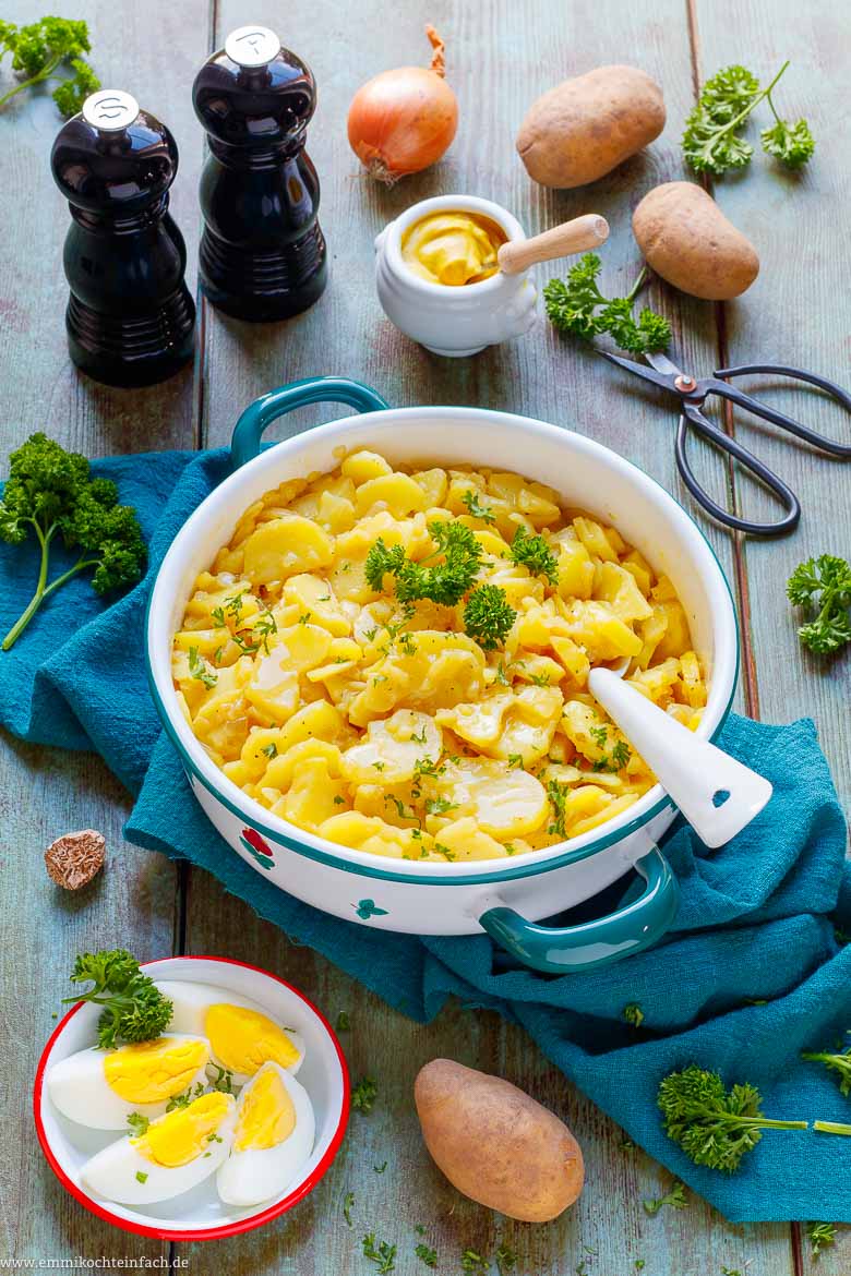 Klassischer Kartoffelsalat in der Sch&uuml;ssel ohne Mayo