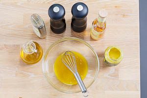 Dressing aus Balsamico, Olivenöl, Honig, Senf, Pfeffer und Salz anrühren