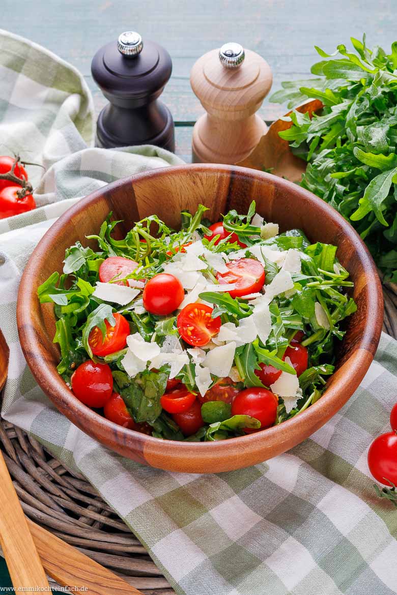 Mediterraner Tomatensalat mit Rucola
