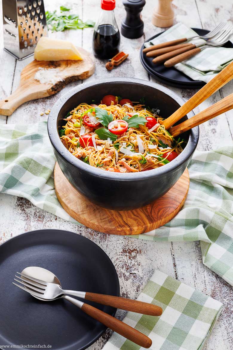 Spaghettisalat als asiatisch-mediterranes Fusion Food in einer Salatsch&uuml;ssel