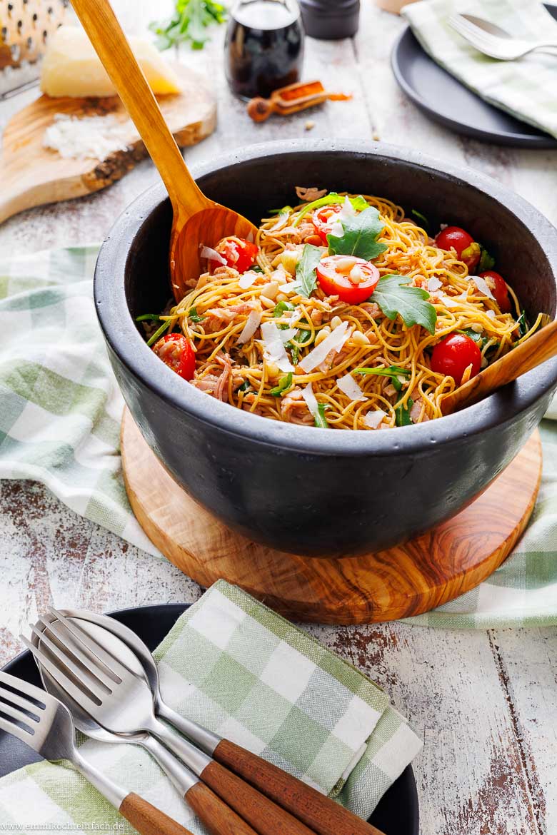 Spaghettisalat als asiatisch-mediterranes Fusion Food in einer Salatsch&uuml;ssel