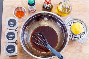 Vermischen der Zutaten f&uuml;r das Dressing des Spaghettisalats