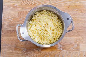 Gekochte Capellini-Pasta f&uuml;r Spaghettisalat