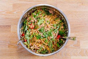 In der Sch&uuml;ssel vermischte Zutaten f&uuml;r Spaghettisalat