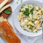 So schmeckt der Frühling: Spargelsalat mit Ei und Schinken